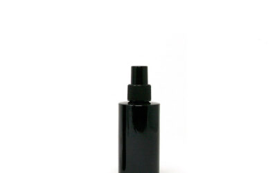 Leere Violettglasflasche mit Sprühverschluss