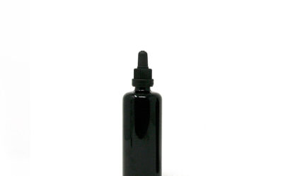 Leere Violettglasflasche mit Pipettenverschluss